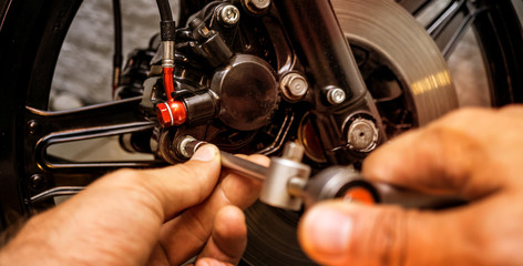 Bremsen reparieren / Motorrad Wartung / Inspektion