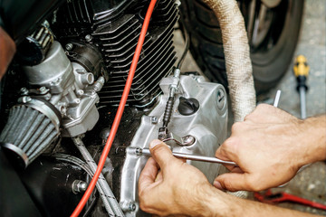 Motorrad reparieren mit Werkzeug