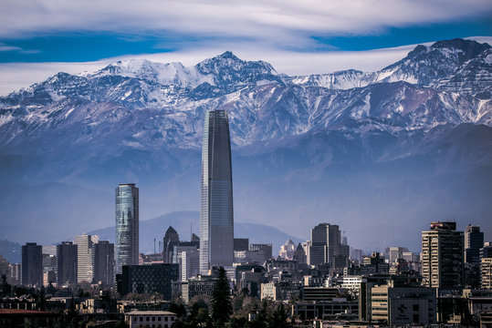 Costanera Center in Santiago de Chile vor den Cordilleras de los Andes