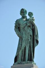 Fototapeta premium St. Joseph Statue with Baby Jesus