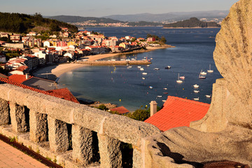 Vistas desde el mirador de la Granxa en la ria de Pontevedra con la isla de Tambo y el pueblo de Rax&oacute;, Galicia