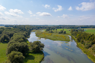 Obraz premium Strzał Drone - Rzeka Podzielona Przez Pola Uprawne Waterloo Ontario
