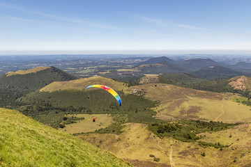Vol de parapentes au dessus du Puy-de-Dôme en Auvergne