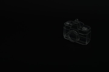cámara fotográfica delineada en fondo negro pequeña