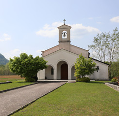 Fototapeta na wymiar small white church in the Cimano Town in Northern Italy