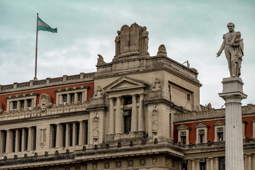 Frente del Palacio de Justicia de la Argentina y monumento a Juan Galo Lavalle, en la plaza...