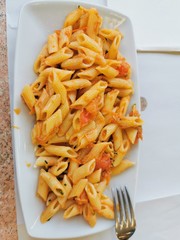 piatto di pasta fredda con verdure 