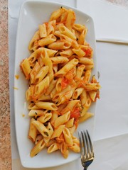 piatto di pasta fredda con verdure 