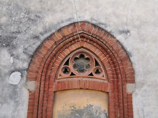 antico arco acuto in mattoni a crispi d'adda