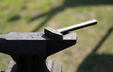 Hammer auf dem Amboss