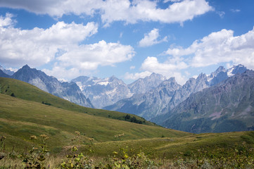 Fototapeta na wymiar Montagnes du Grand Caucase en Svanétie, Géorgie