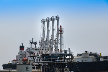 荷揚げするLPGタンカーと荷役用ローディングアーム