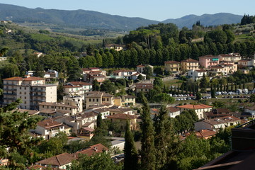 Fototapeta na wymiar Borgo che sorge tra le colline della Toscana (Grassina)