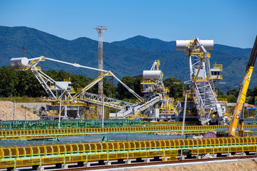 New Stacker-reclaimer for stacking coal or other bulk material and taking it from the stack at the construction site of the marine coal terminal