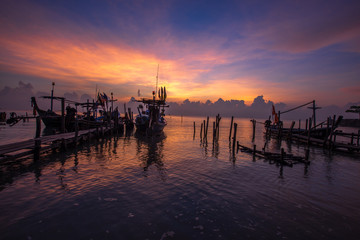 Panoramic wallpaper of the morning light scenery by the sea, with small fishing boats of the villagers landing, with blurred waves of sea, a beautiful way of life by the river community