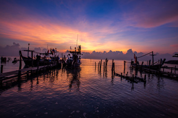 Panoramic wallpaper of the morning light scenery by the sea, with small fishing boats of the villagers landing, with blurred waves of sea, a beautiful way of life by the river community
