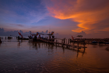 Panoramic wallpaper of the morning light scenery by the sea, with small fishing boats of the villagers landing, with blurred waves of sea, a beautiful way of life by the river community