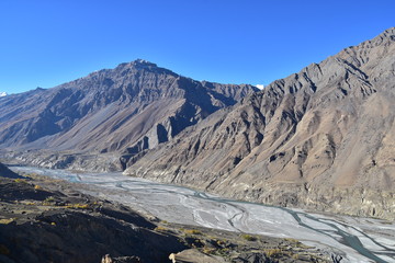 インドのヒマラヤ山岳地帯　スピティ谷のダンカル村　美しい山と川と青空