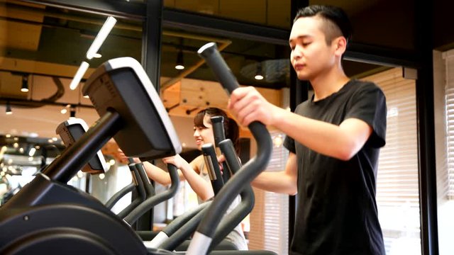 一緒にクロストレーナーで運動をするカップル