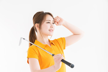 ゴルフをする女性