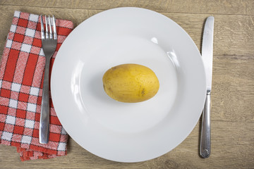 pomme de terre cuite dans une assiette
