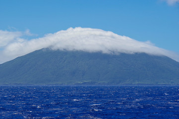太平洋洋上から見る八丈島