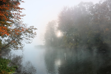 Fototapeta na wymiar jesienny mglisty poranek nad rzeką Łyną