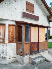 Closed railway station kiosk perspective © Andy Nowack
