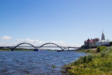 Obraz premium reinforced concrete arched road bridge over the Volga river in Rybinsk.