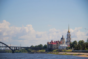 Obraz premium Rybinsk. View of the building of the grain exchange, the Holy Transfiguration Cathedral and the bridge over the Volga river. View from the river
