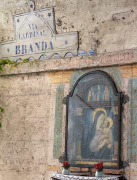 Castiglione olona - italia, votive aedicule in the fifteenth-century medieval village