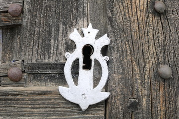 PRIMER PLANO DE UNA ANTIGUA CERRADURA VINTAGE DE METAL BRILLANTE A PESAR DE LOS AÑOS DE UNA PUERTA...