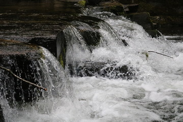PEQUEÑA CASCADA EN MITAD DE UN RÍO