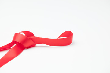 Cinta roja sobre fondo blanco para hacer lazos y decorar los regalos de navidad, regalos de...