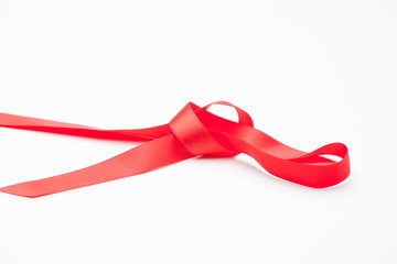 Cinta roja sobre fondo blanco para hacer lazos y decorar los regalos de navidad, regalos de anniversario, regalos en general.