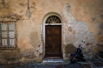 Fototapeta premium La porta di un vecchio palazzo in un borgo della Toscana