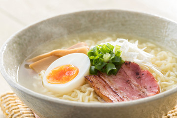 ほんわか湯気の立つ、熱々の塩ラーメン