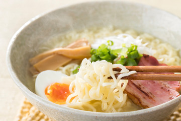 ほんわか湯気の立つ、熱々の塩ラーメン