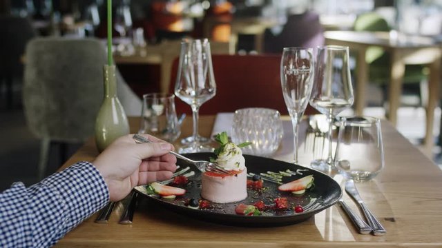 Erdbeer Pudding angerichtet auf einem schwarzen Teller - Strawberrypudding done on a black plate 4k PRORES Footage