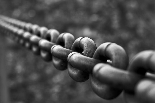 Detalles de los eslabones de una cadena en blanco y negro