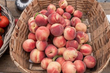 Melocotonos ecológicos en el mercado semanal de Celanova. Galicia, España.