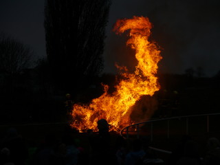 Christbaumverbrennung Weihnachtsbaumverbrennung Feuer Flammen und Feuerwehr