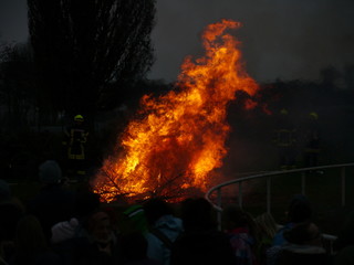 Christbaumverbrennung Weihnachtsbaumverbrennung Feuer Flammen und Feuerwehr