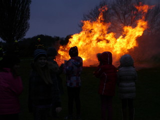 Christbaumverbrennung Weihnachtsbaumverbrennung Feuer Flammen und Feuerwehr