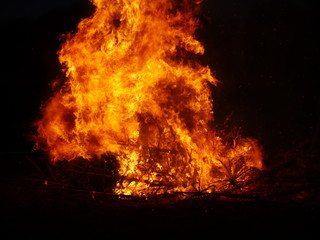 Christbaumverbrennung Weihnachtsbaumverbrennung Feuer Flammen und Feuerwehr