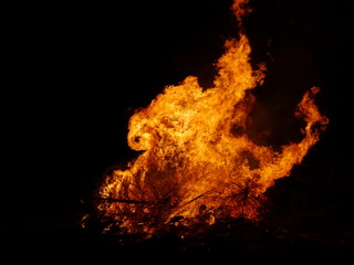 Christbaumverbrennung Weihnachtsbaumverbrennung Feuer Flammen und Feuerwehr