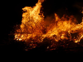 Christbaumverbrennung Weihnachtsbaumverbrennung Feuer Flammen und Feuerwehr