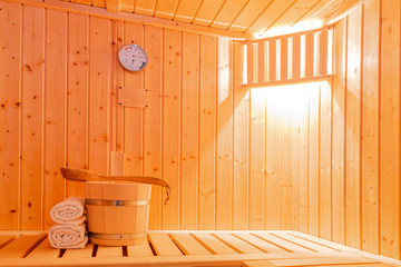 in einer kleinen finnischen Sauna, mit Saunazubehör