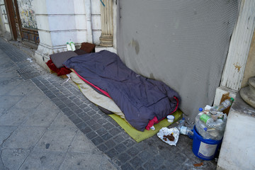 Nachtlager eines Obdachlosen in Athen, Griechenland