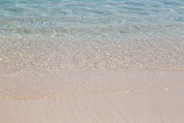 Fototapeta na wymiar ein einsamer Strand mit türkisblauem Wasser 